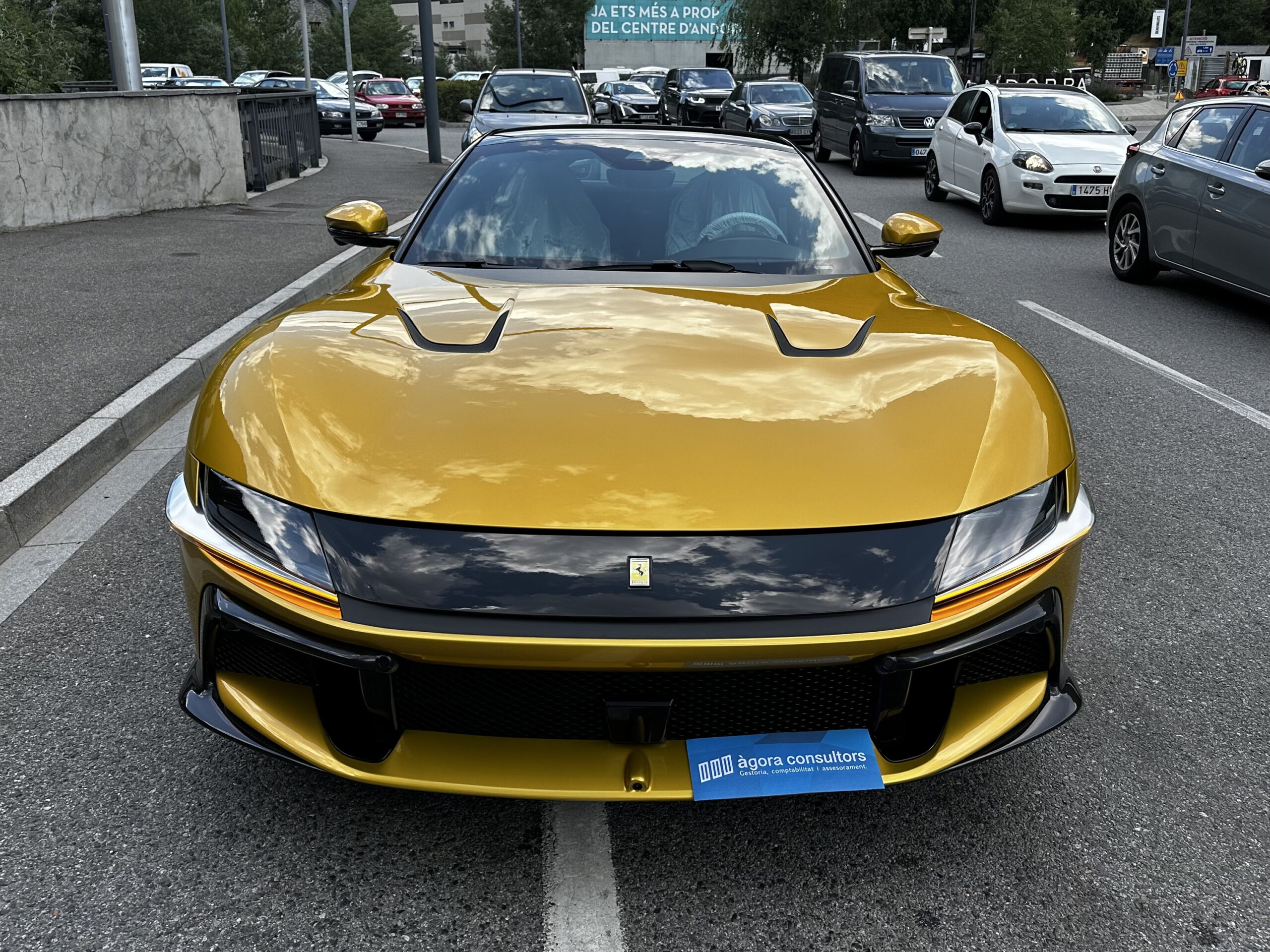Ferrari 12Cilindri amb matrícula turística fet per Àgora Consultors