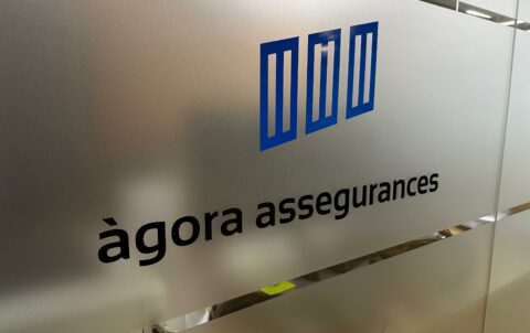 Gestión de seguros en la oficina de Àgora Consultors.